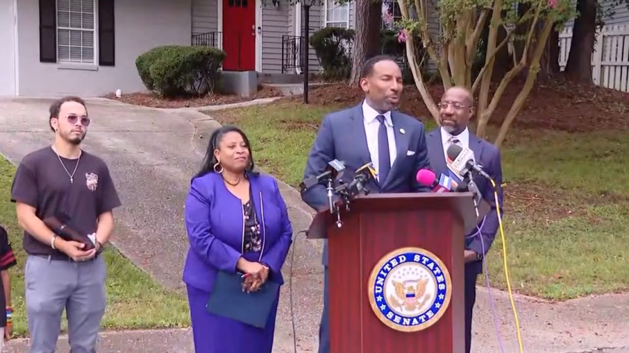 Warnock, Dickens tout housing bill in Adamsville
